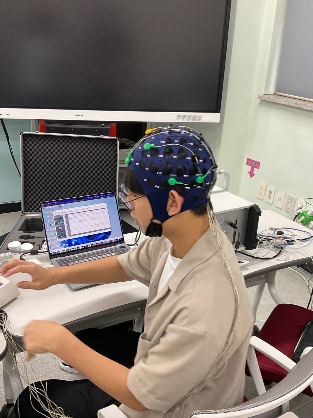 EEG 캡을 착용하고 실험 중인 모습