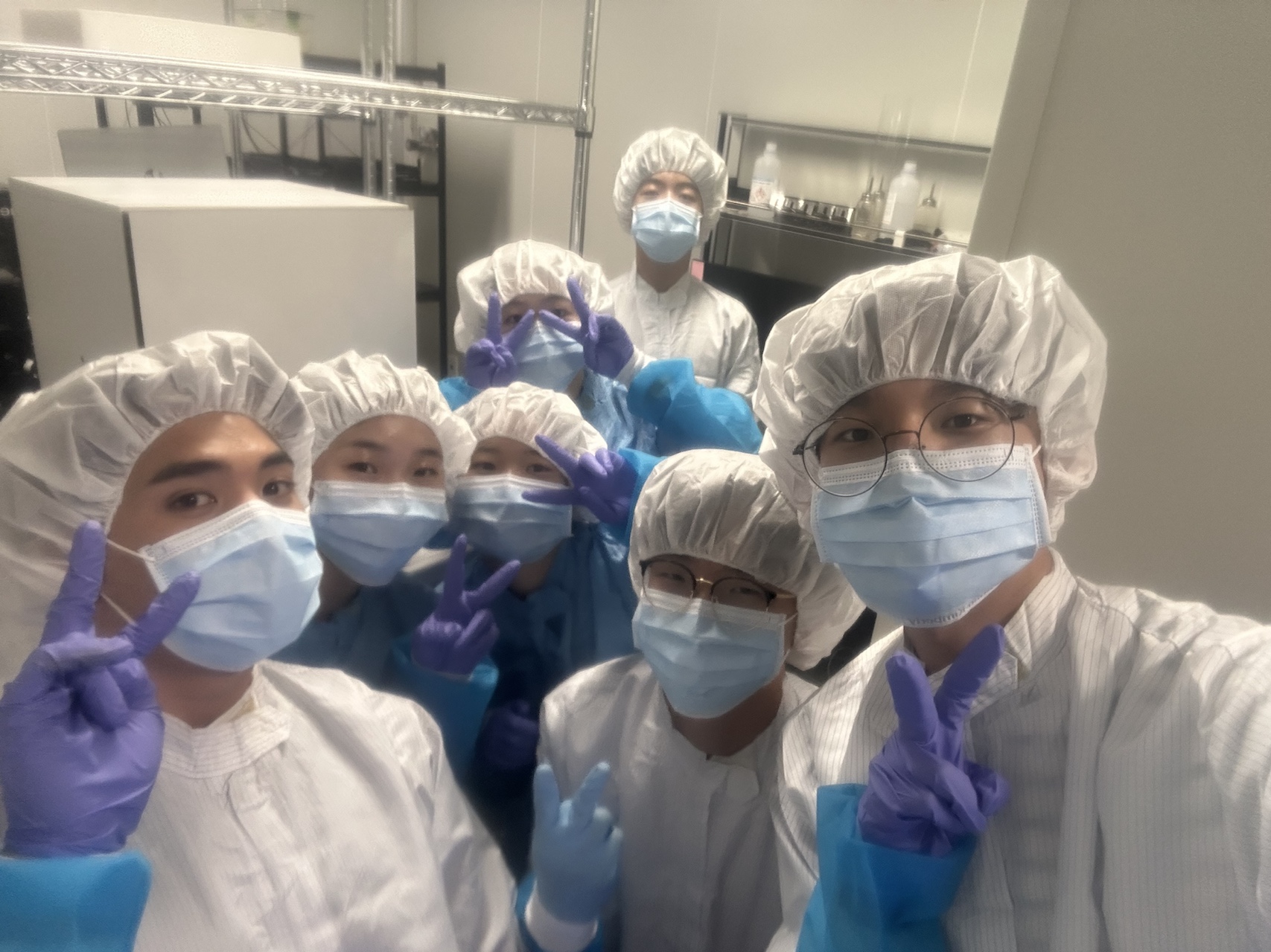 IBS 실험실에서 클린룸 복장으로 단체 사진